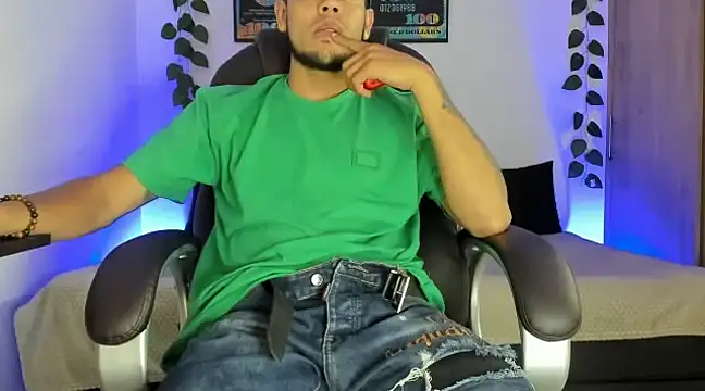 Snapshot of mikee_scooth chatting on March 4, 1:28 pm mikee scooth online show from March 4, 1:28 pm