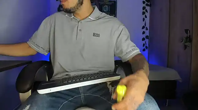 Snapshot of mikee_scooth chatting on March 14, 2:20 am mikee scooth online show from March 14, 2:20 am