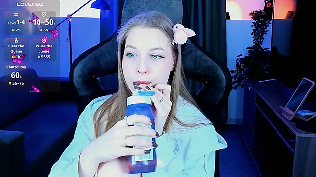 CuteMousee online show from March 8, 9:02 am