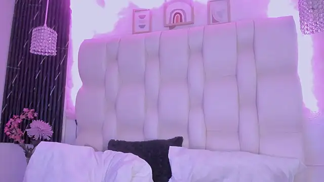 MelodiLovee  online show from April 6, 6:31 pm