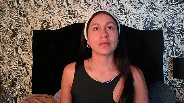 EmiGomez  online show from December 21, 8:27 pm