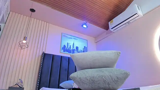 viiolett lee online show from April 8, 9:04 pm