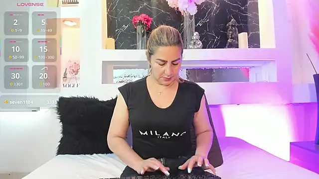 Snapshot of Cinthya_mjs chatting on May 23, 12:20 pm Cinthya mjs online show from May 23, 12:20 pm