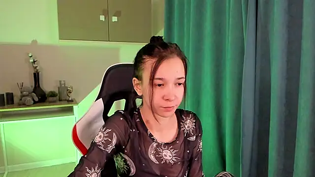 Snapshot of LilithStrangfor chatting on December 16, 4:55 am LilithStrangfor online show from December 16, 4:55 am