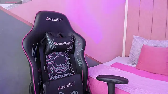 Snapshot of lilith_noahh chatting on December 12, 4:15 am lilith noahh online show from December 12, 4:15 am