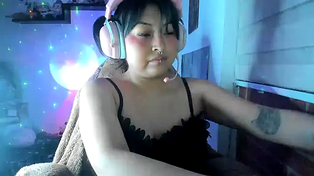 Snapshot of Shaddycute_ chatting on April 29, 2:15 am Shaddycute online show from April 29, 2:15 am