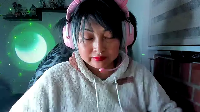 Snapshot of Shaddycute_ chatting on May 18, 3:02 am Shaddycute online show from May 18, 3:02 am