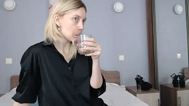 AvelinaLeoni online show from February 13, 7:13 am