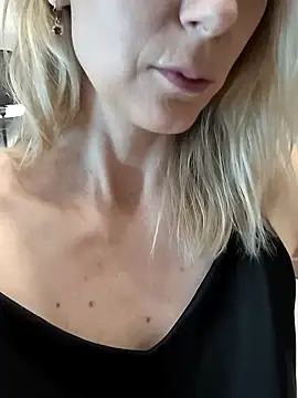 AvelinaLeoni online show from October 23, 8:35 am