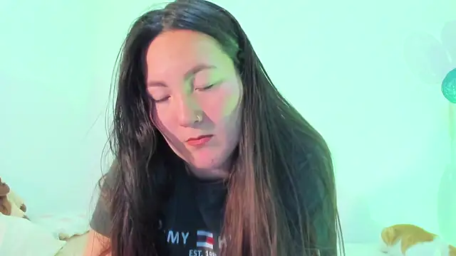 Elle Lee  online show from March 17, 2:34 pm