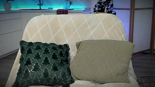 Snapshot of Devilina_V chatting on December 9, 6:12 am Devilina V online show from December 9, 6:12 am