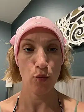 UmaTruewoman online show from April 10, 1:05 pm