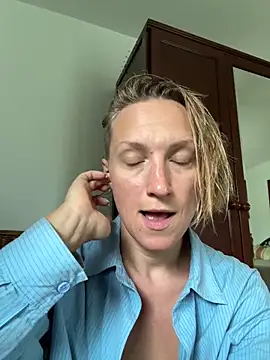 Snapshot of UmaTruewoman chatting on May 5, 5:26 am UmaTruewoman online show from May 5, 5:26 am