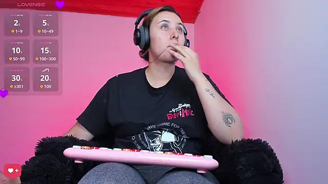 bonnie moon  online show from February 9, 9:41 pm