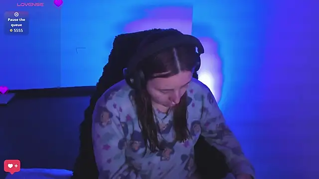 bonnie moon  online show from March 18, 6:22 pm