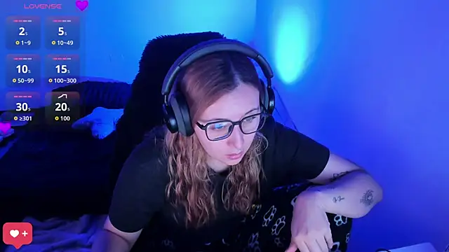 bonnie moon  online show from April 10, 4:33 pm