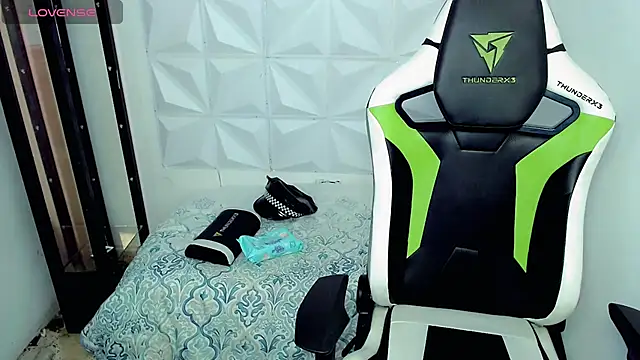 Snapshot of bby_santi chatting on December 11, 1:06 pm bby santi online show from December 11, 1:06 pm