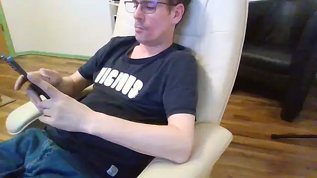 Snapshot of Minm666 chatting on January 1, 10:24 pm Minm666 online show from January 1, 10:24 pm