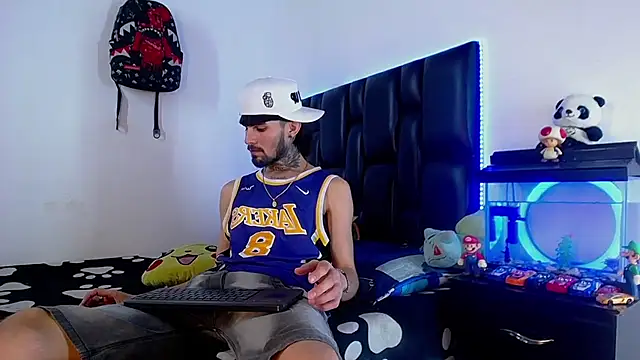 Snapshot of Brutal_Sex_Fucking chatting on July 18, 12:48 am Brutal Sex Fucking online show from July 18, 12:48 am
