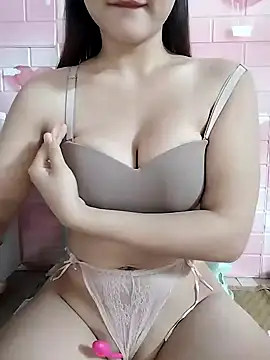 Snapshot of Henie_x chatting on December 13, 3:16 am Henie x online show from December 13, 3:16 am