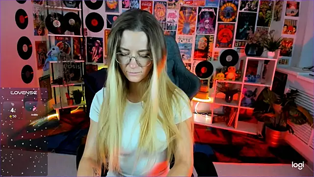 Snapshot of LadyIzabel chatting on December 4, 8:34 am LadyIzabel online show from December 4, 8:34 am