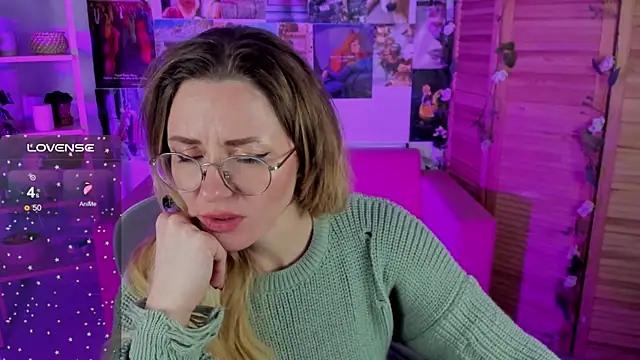 Snapshot of LadyIzabel chatting on December 12, 12:01 pm LadyIzabel online show from December 12, 12:01 pm