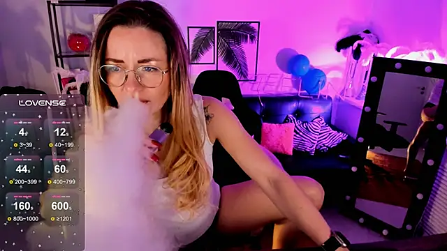 Snapshot of LadyIzabel chatting on December 14, 8:45 am LadyIzabel online show from December 14, 8:45 am