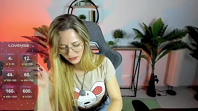 Snapshot of LadyIzabel chatting on December 16, 8:52 am LadyIzabel online show from December 16, 8:52 am