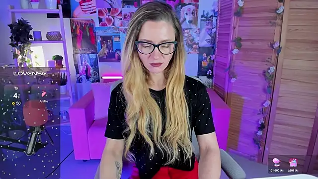 Snapshot of LadyIzabel chatting on December 22, 8:38 am LadyIzabel online show from December 22, 8:38 am