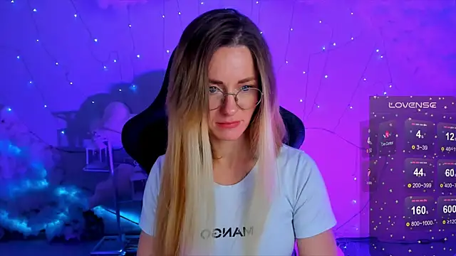 Snapshot of LadyIzabel chatting on December 23, 8:33 am LadyIzabel online show from December 23, 8:33 am