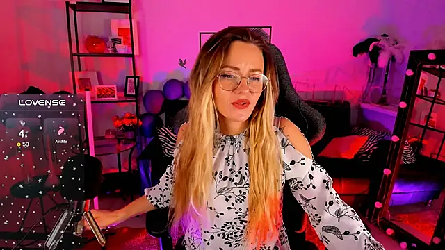 Snapshot of LadyIzabel chatting on January 8, 11:43 am LadyIzabel online show from January 8, 11:43 am