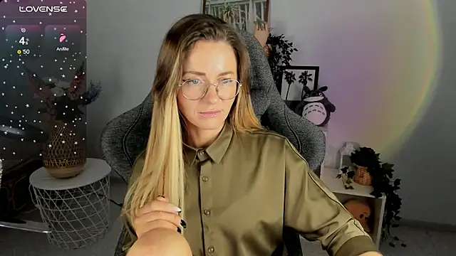 Snapshot of LadyIzabel chatting on January 20, 2:46 pm LadyIzabel online show from January 20, 2:46 pm