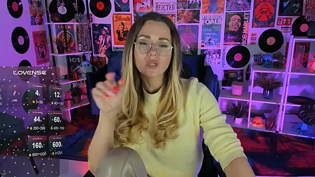 Snapshot of LadyIzabel chatting on February 17, 11:44 am LadyIzabel online show from February 17, 11:44 am