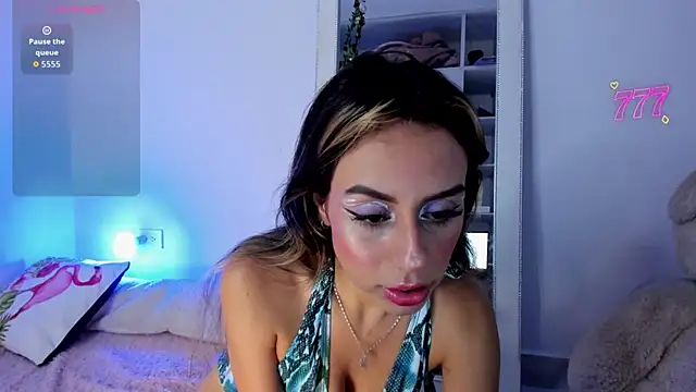 Snapshot of Lunadahia chatting on June 11, 8:45 am Lunadahia online show from June 11, 8:45 am