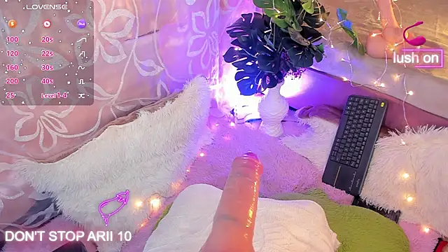 Snapshot of Arii_vega_ chatting on October 8, 1:03 am Arii vega  online show from October 8, 1:03 am