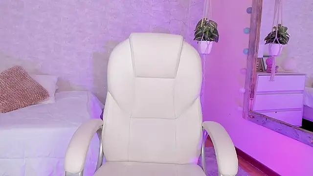 DahianaWalcott online show from December 4, 1:36 am