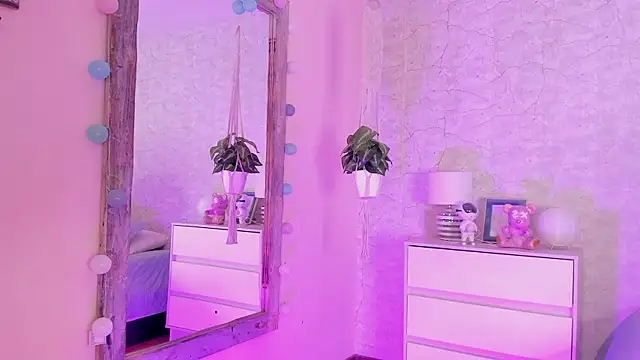 DahianaWalcott online show from December 7, 9:33 pm