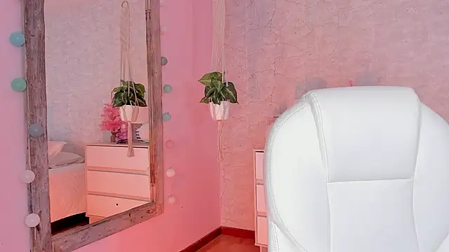 DahianaWalcott online show from December 18, 7:52 pm