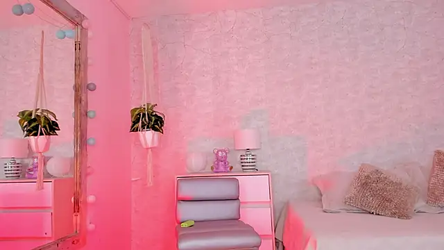 DahianaWalcott online show from February 6, 6:24 pm