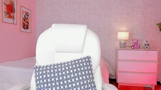 DahianaWalcott online show from March 11, 7:25 pm