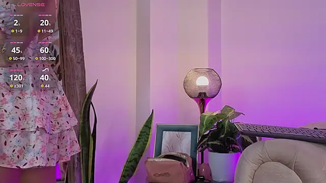 DahianaWalcott online show from September 12, 8:20 pm