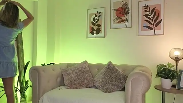 DahianaWalcott online show from March 5, 5:20 pm