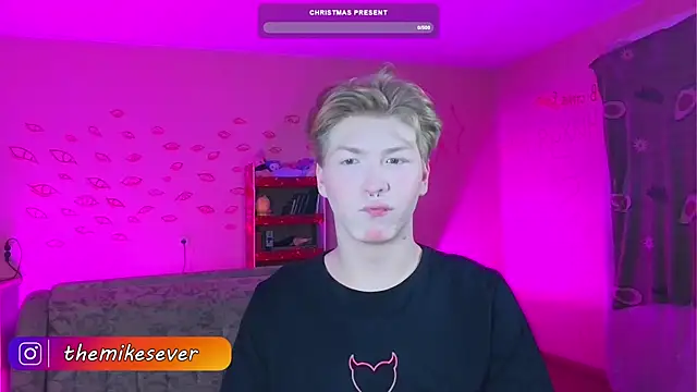 Snapshot of TheMikeSever chatting on December 12, 12:27 am TheMikeSever online show from December 12, 12:27 am