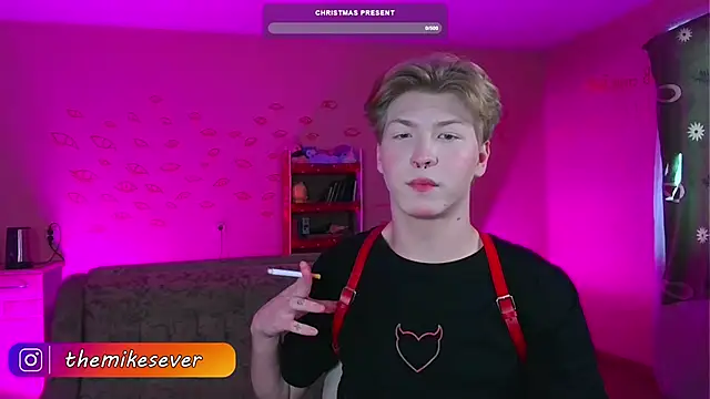 Snapshot of TheMikeSever chatting on December 12, 6:14 am TheMikeSever online show from December 12, 6:14 am