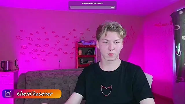 Snapshot of TheMikeSever chatting on December 14, 7:29 am TheMikeSever online show from December 14, 7:29 am