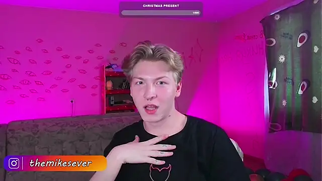 Snapshot of TheMikeSever chatting on December 15, 7:24 am TheMikeSever online show from December 15, 7:24 am