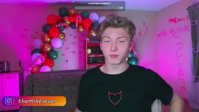 Snapshot of TheMikeSever chatting on December 16, 10:18 am TheMikeSever online show from December 16, 10:18 am