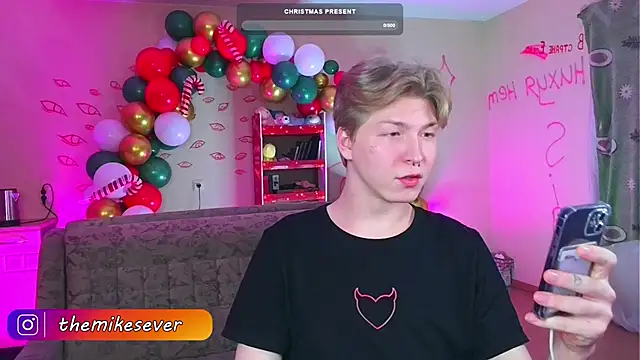 Snapshot of TheMikeSever chatting on December 21, 8:43 pm TheMikeSever online show from December 21, 8:43 pm