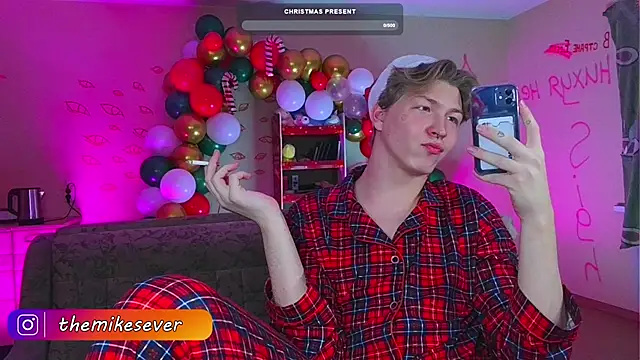 Snapshot of TheMikeSever chatting on December 24, 6:17 pm TheMikeSever online show from December 24, 6:17 pm