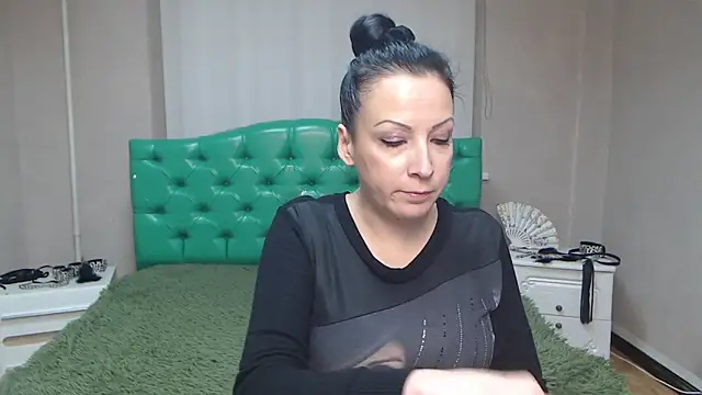 Snapshot of ElizabethSho chatting on December 8, 12:18 am ElizabethSho online show from December 8, 12:18 am